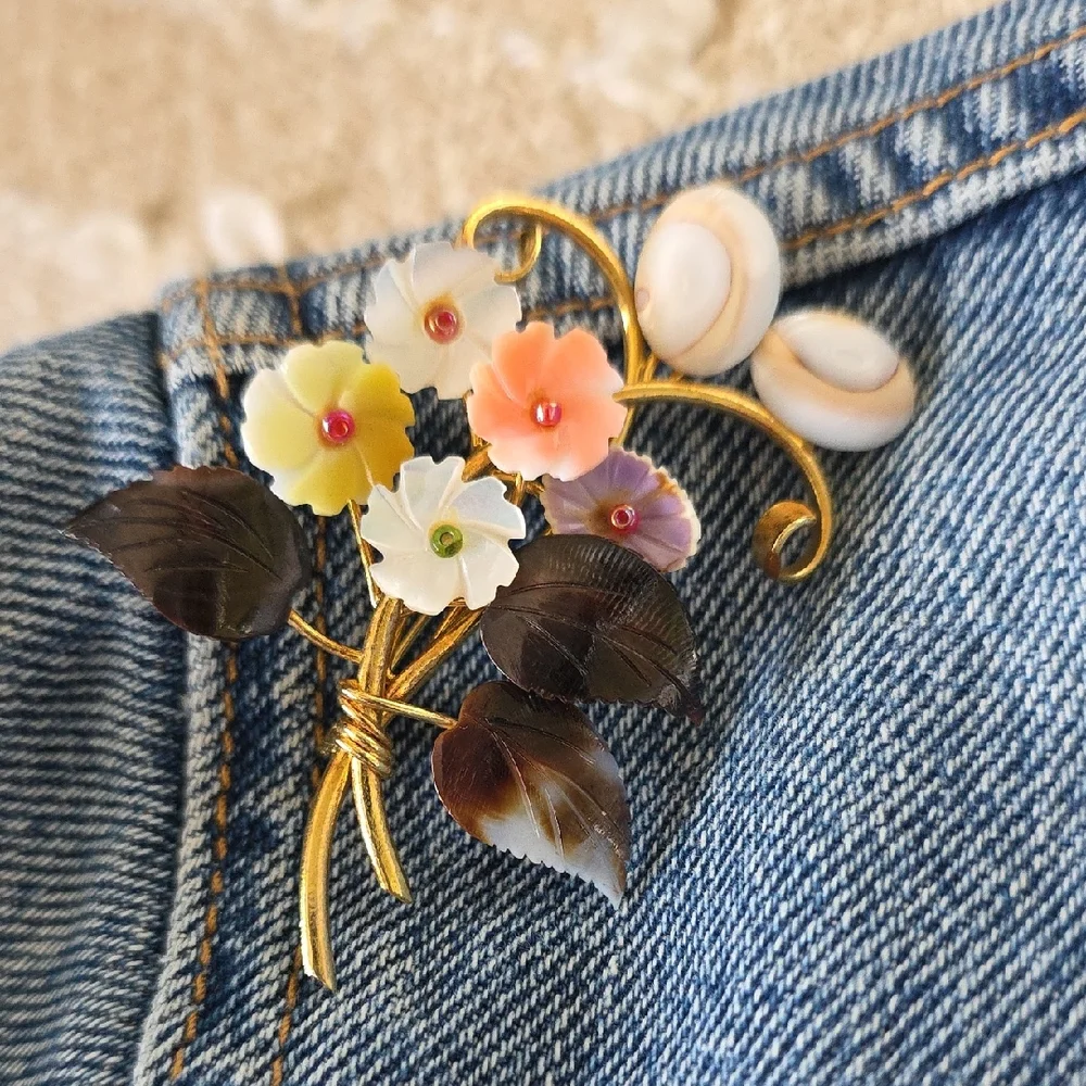Vintage Darling Floral Multicolor Shell And Gold Tone Pin Brooch -
